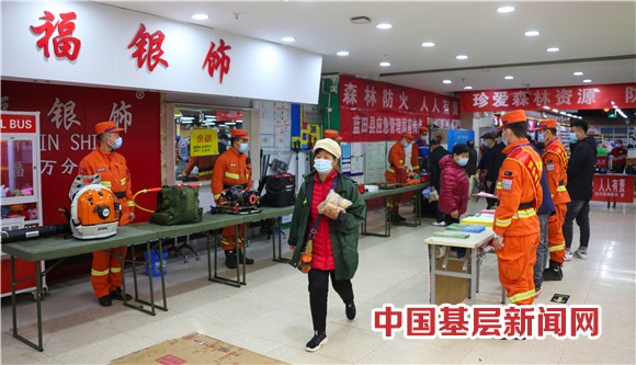 新疆森林消防总队：科普宣教进超市安全常识“袋”回家