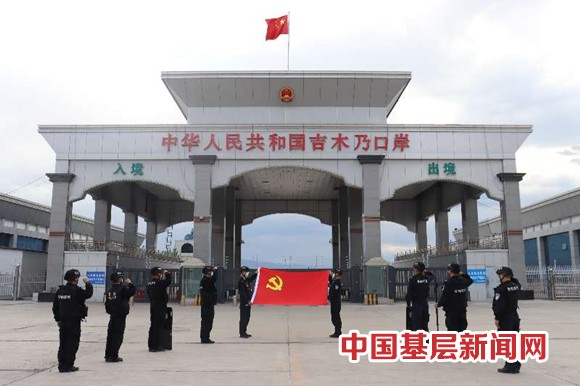 吉木乃口岸边境派出所重温入党誓词、这个主题党日不一般