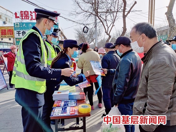 新疆和硕：民警“巴扎”摆地摊 普法宣传入人心 