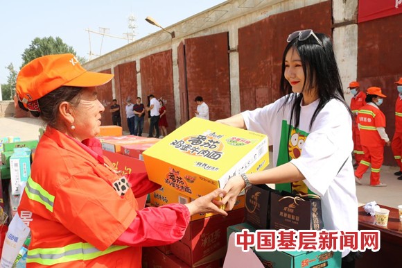 情系环卫工  夏日送清凉