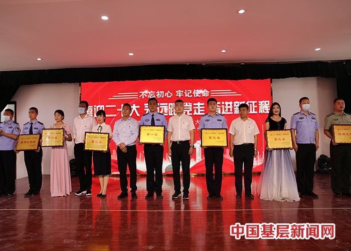 新疆昌吉：喜迎二十大 党旗映边关