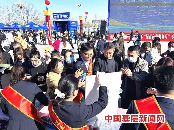 七师胡杨河市举办“民营企业服务月”专项招聘活动